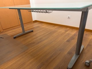 Mesa de escritorio IKEA de cristal 160 × 80 cm