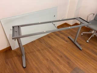 Mesa de escritorio IKEA de cristal 160 × 80 cm