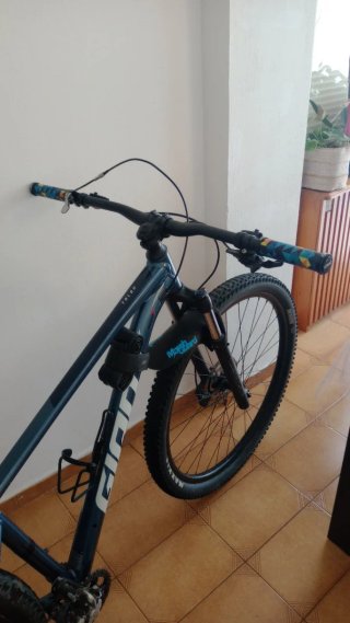 Bicicleta de montaña azul