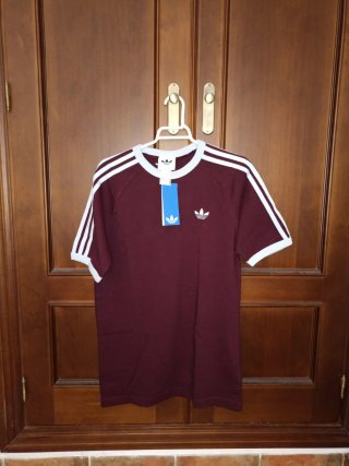 Camiseta Adidas Burdeos con Rayas Celestes