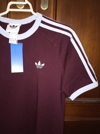 Camiseta Adidas Burdeos con Rayas Celestes