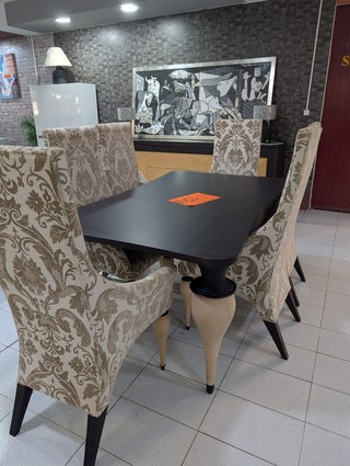 Comedor: Mesa, 6 Sillones, Cómoda y Cuadro