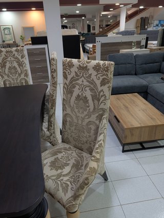 Comedor: Mesa, 6 Sillones, Cómoda y Cuadro