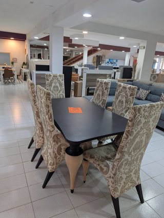 Comedor: Mesa, 6 Sillones, Cómoda y Cuadro