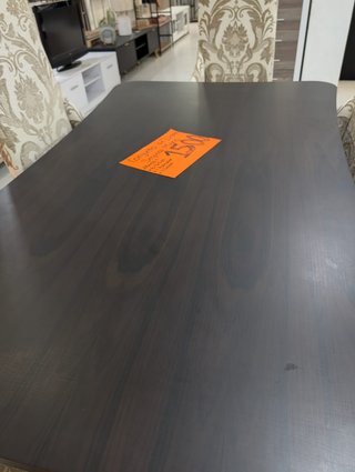 Comedor: Mesa, 6 Sillones, Cómoda y Cuadro