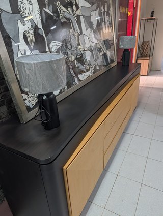 Comedor: Mesa, 6 Sillones, Cómoda y Cuadro