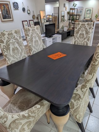 Comedor: Mesa, 6 Sillones, Cómoda y Cuadro