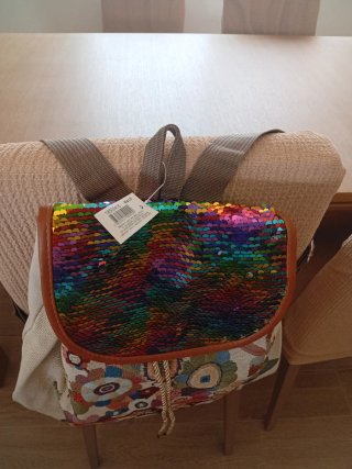Mochila con lentejuelas y estampado floral