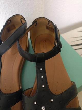 Sandalias planas de piel negras