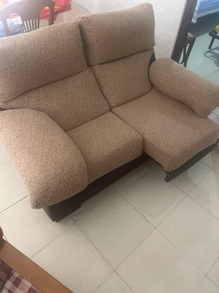 Sofá de tela beige y marrón pies extensibles.