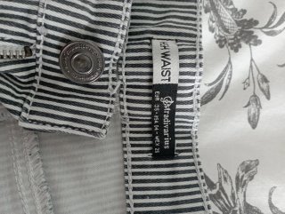 Pantalón pitillo rayas negrol y blanco