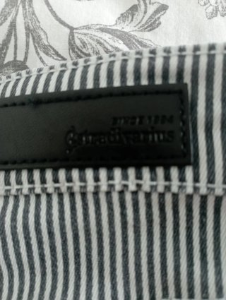 Pantalón pitillo rayas negrol y blanco