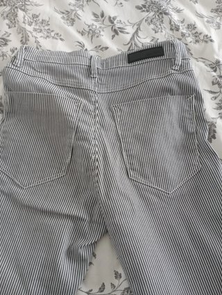 Pantalón pitillo rayas negrol y blanco