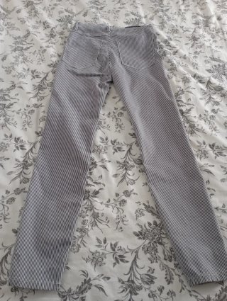 Pantalón pitillo rayas negrol y blanco