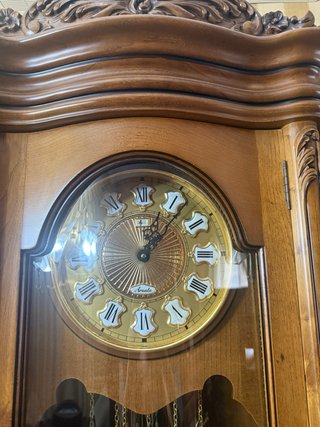 Reloj de salón clásico de madera y cristal