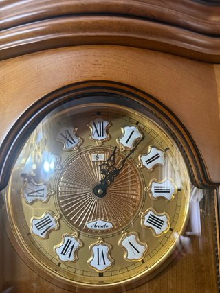 Reloj de salón clásico de madera y cristal