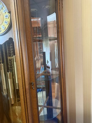 Reloj de salón clásico de madera y cristal
