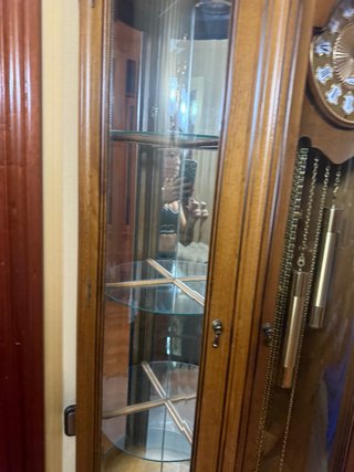Reloj de salón clásico de madera y cristal