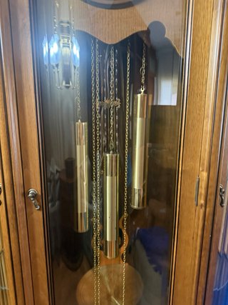 Reloj de salón clásico de madera y cristal