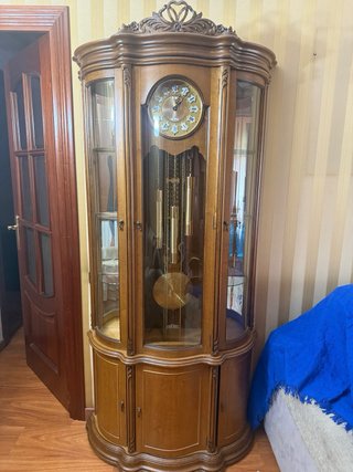 Reloj de salón clásico de madera y cristal