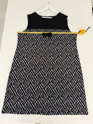 Vestido geométrico con lazo