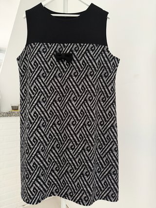 Vestido geométrico con lazo