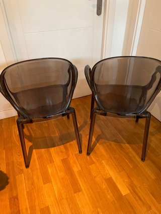 Dos sillas de diseño transparentes