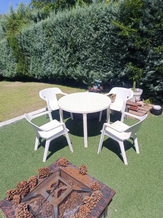 Mesa y 4 sillas de jardín