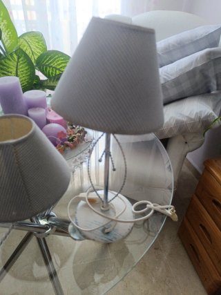Lámpara de techo y mesilla