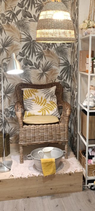 Sillón de mimbre con cojines