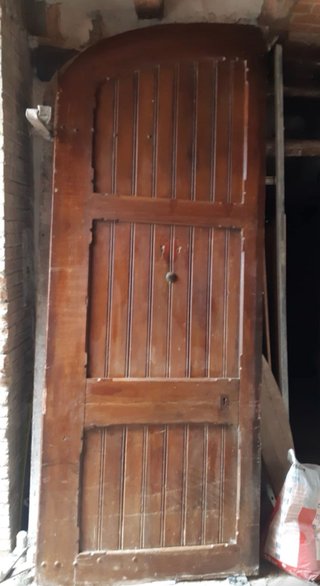 Portón antiguo madera dos hojas.
