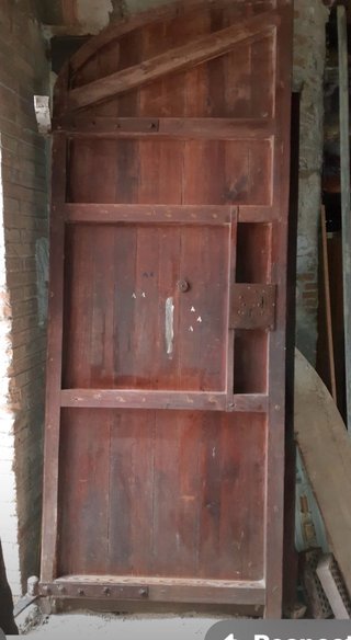 Portón antiguo madera dos hojas.