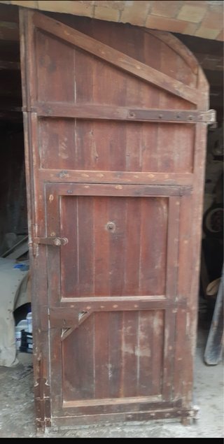 Portón antiguo madera dos hojas.