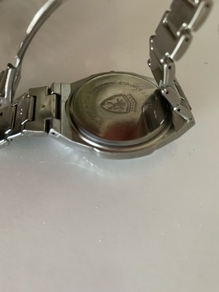 Reloj de pulsera plateado con esfera blanca