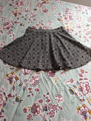 Falda corta vuelo estampado geométrico