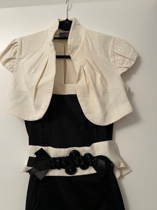 Vestido negro con chaqueta corta
