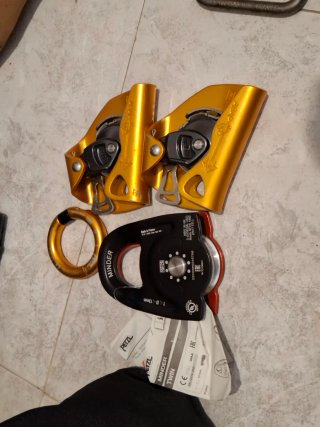 Equipo de escalada y seguridad
