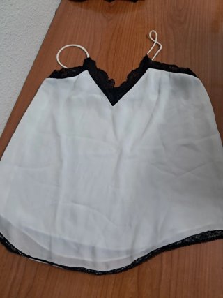 Blusa con encaje negro y blanco