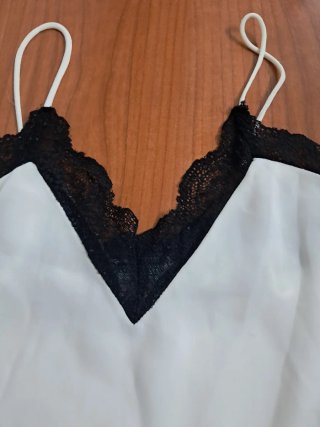 Blusa con encaje negro y blanco