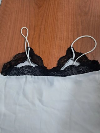 Blusa con encaje negro y blanco