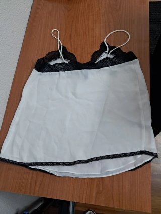 Blusa con encaje negro y blanco