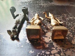 3 statuette in metallo