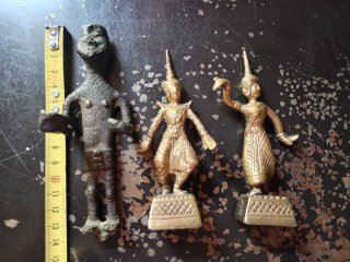 3 statuette in metallo