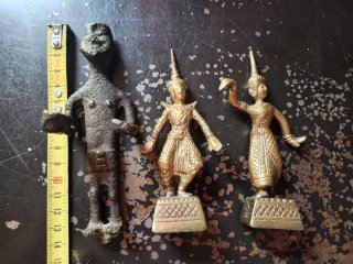 3 statuette in metallo