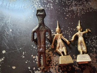 3 statuette in metallo