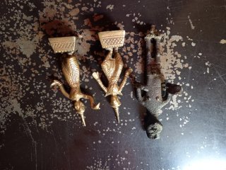 3 statuette in metallo