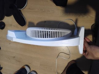 Ventilador de mesa blanco y gris