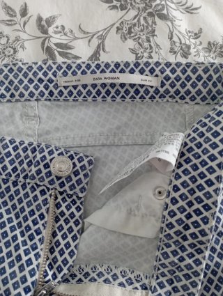 Pantalón pitillo rombos azul y blanco