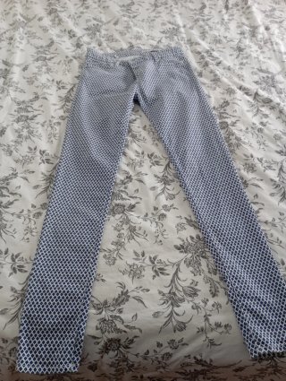 Pantalón pitillo rombos azul y blanco