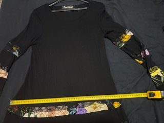 Vestido Desigual negro con detalles florales